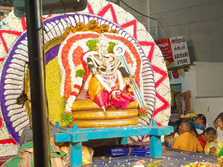 கரூர்: ஸ்ரீ மாரியம்மன் மேள தாளங்கள் முழங்க சிறப்பு அலங்காரத்தில் திருவீதி உலா