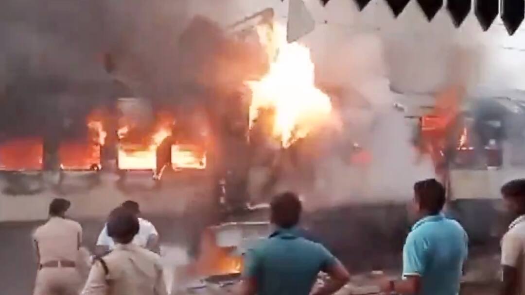 Bihar News: पटना-देवघर पैसेंजर ट्रेन के डिब्बों में लगी आग, मची अफरा-तफरी Fire broke out in coaches of Patna-Jharkhand passenger train in Lakhisarai Bihar News: पटना-देवघर पैसेंजर ट्रेन के डिब्बों में लगी आग, मची अफरा-तफरी