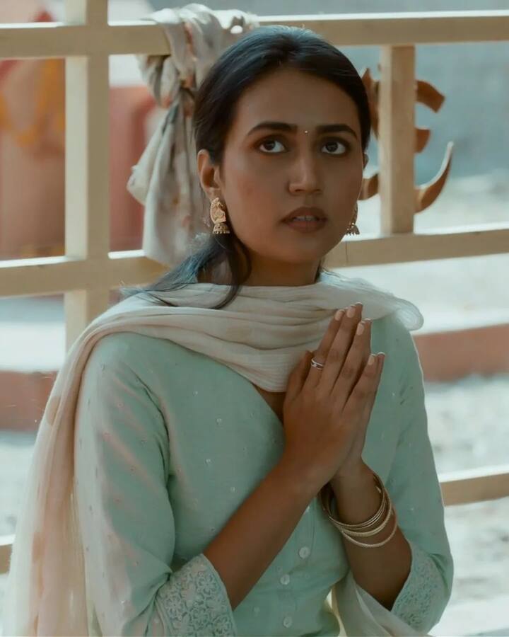 संविका ने बताया कि वो हर रोज सीरीज की कास्टिंग करने वाली कंपनी में ऐड के लिए ऑडिशन देने जाती थी. ऐसे में जब एक बार वो वहां पहुंची तो देखा कि बहुत लंबी लाइन लगी है. इसलिए वो वापस घर चली गई और जब वापस ऑडिशन देने आई तो उनकी मुलाकात कास्टिंग कंपनी में काम करने वाले एक शख्स से हुई.