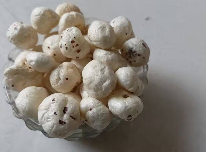 Whenever you feel hungry at night, you can satisfy your hunger by eating makhana.