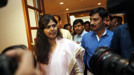 Pankaja Munde : पराभवानंतर पंकजा मुंडे यांच्या घरी समर्थकांची लागली रीघ, भेटायला आलेल्या समर्थकांना अश्रू अनावर Pankaja Munde : पराभवानंतर पंकजा मुंडे यांच्या घरी समर्थकांची लागली रीघ, भेटायला आलेल्या समर्थकांना अश्रू अनावर