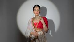 Sreemukhi : వైట్ లెహంగాలో గ్రాండ్​గా కనిపించాలంటే శ్రీముఖి స్టైల్​ని ఫాలో అయిపోండి