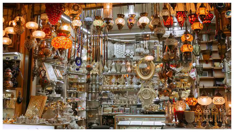 lifestyle travel how to go Mumbai best flea markets for buy vintage home décor items Travel Tips: ખૂબ જ સસ્તા દરે મળશે અહીં તમને ઘરની સજાવટની વસ્તુઓ તમે વિચાર્યું પણ નહીં હોય, આ મુંબઈનું એવું સ્થાનિક બજાર છે