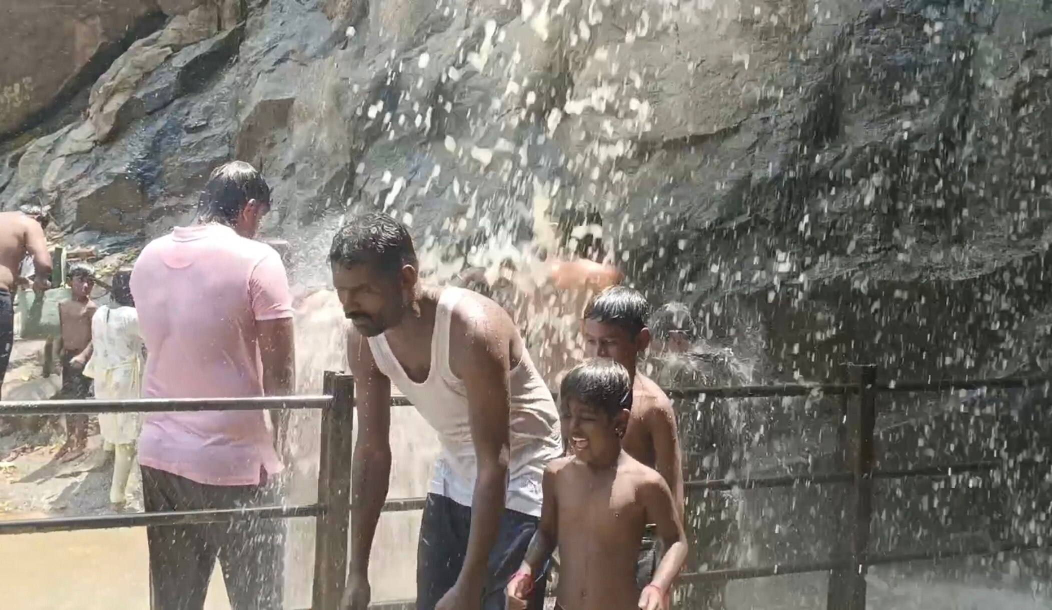 முடியும் கோடை விடுமுறை... ஜலகாம்பாறை நீர்வீழ்ச்சிக்கு அதிகமாக வரும் சுற்றுலா பயணிகள்