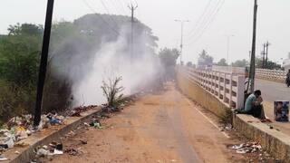 Thanjavur news Motorists suffer due to garbage burning on Thanjavur- Nagai road தஞ்சை - நாகை சாலையில் குப்பைகள் எரிக்கப்படுவதால் மக்களுக்கு சுவாசப் பிரச்சினை பாதிப்பு