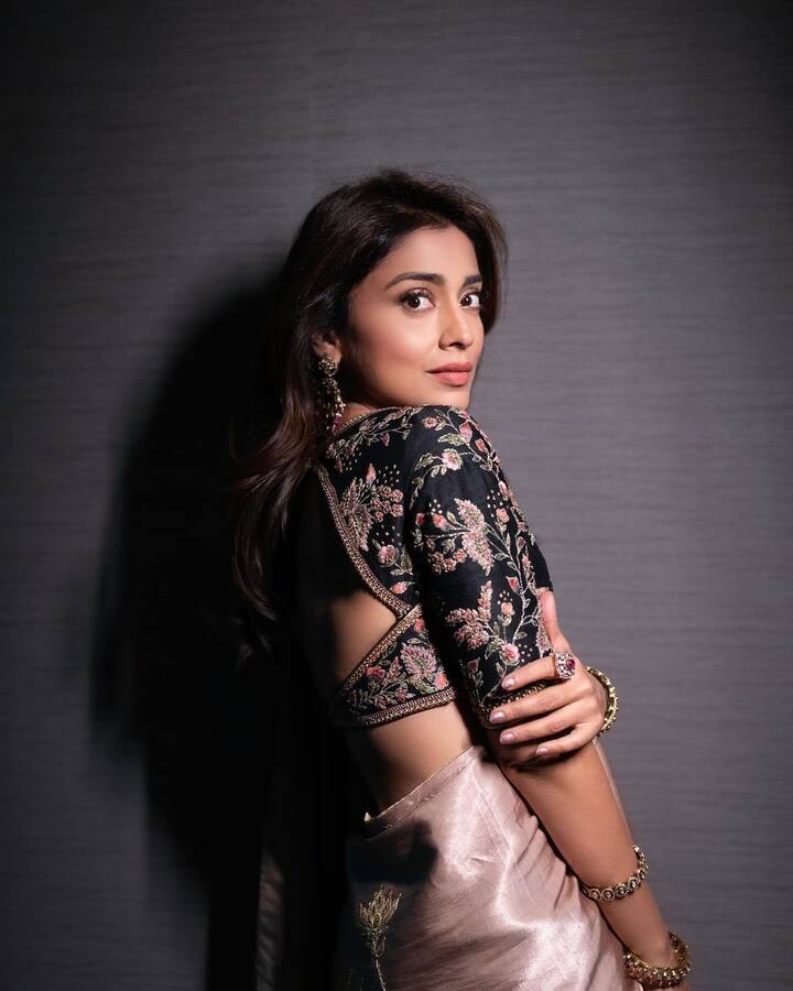 అందాల నటి శ్రియా శరణ్ చీరలో తళుక్కున మెరిసింది. కవ్వించే చూపులతో కనువిందు చేసింది. Photo Credit:shriyasaran/Instagram