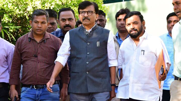 संजय राउत ने दावा करते हुए कहा कि मोदी की सरकार नहीं बनेगी. उन्होंने कहा कि मोदी जी नाटक करते हैं, नौटंकी करते हैं. कभी हंसते हैं, कभी रोते हैं. वहीं देवेंद्र फडणवीस को मोदी जी का चेला बताया और ये भी कहा कि महाराष्ट्र में भाजपा की दुर्गति होने के पीछे देवेंद्र फडणवीस का हाथ है. संजय राउत ने कहा कि महाराष्ट्र सभ्यता और संस्कृति के साथ चलने वाला राज्य है, लेकिन यहां पर जहर घोलने का काम देवेंद्र फडणवीस ने किया और उसकी कीमत भाजपा चुका रही है.