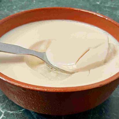 Skin Care : ਗਰਮੀਆਂ ਚ ਪੇਟ ਨੂੰ ਠੰਡਾ ਰੱਖਣ ਲਈ ਲੋਕ ਦਹੀਂ ਅਤੇ ਇਸ ਤੋਂ ਬਣੀਆਂ ਚੀਜ਼ਾਂ ਨੂੰ ਆਪਣੀ ਡਾਈਟ ਵਿਚ ਸ਼ਾਮਲ ਕਰਦੇ ਹਨ। ਪਰ ਕੀ ਤੁਸੀਂ ਜਾਣਦੇ ਹੋ ਕਿ ਤੁਸੀਂ ਆਪਣੀ ਚਮੜੀ ਨੂੰ ਗਰਮੀ ਤੋਂ ਬਚਾਉਣ ਲਈ ਦਹੀਂ ਦੀ ਵਰਤੋਂ ਵੀ ਕਰ ਸਕਦੇ ਹੋ।