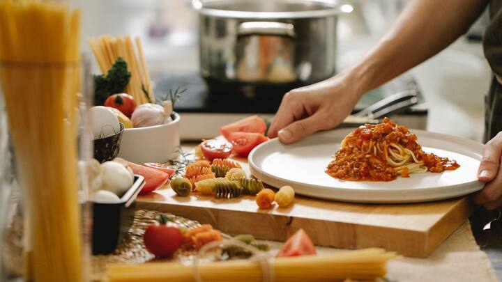 রান্না করতে অনেক সময় বিরক্ত লাগলেও, এর মাধ্যমেই স্ট্রেস দূর করতে পারেন। তবে সংসারের জন্য পাঁচ তরকারি রান্না নয়। নিজের পছন্দের কোনও খাবার, নিজের জন্য যত্ন করে বানিয়ে নিতে পারেন। ছবি: পিক্সাবে।