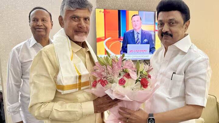 જો કે, તેજસ્વી અને નીતિશ કુમારની તસવીરોને લઈને અટકળોનું બજાર ત્યારે જ બંધ થઈ ગયું જ્યારે સાંજે સ્ટાલિન અને નાયડુ એરપોર્ટ પર મળ્યા. બંને નેતાઓ એકબીજાને ઉષ્મા સાથે મળ્યા હતા.