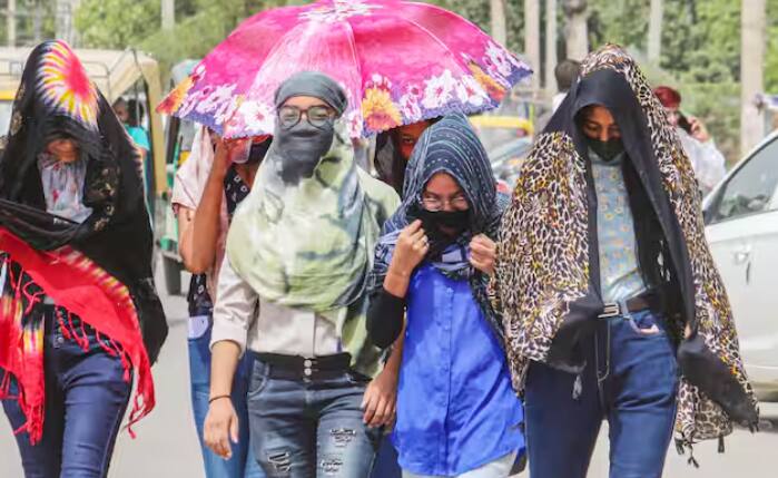 ਮੌਸਮ ਵਿਭਾਗ ਨੇ ਕਿਹਾ ਕਿ ਉੱਤਰ ਪ੍ਰਦੇਸ਼ (ਯੂ.ਪੀ.) ਦੇ ਕੁਝ ਹਿੱਸਿਆਂ ਵਿੱਚ ਹੀਟਵੇਵ ਤੋਂ ਲੈ ਕੇ ਕੜਾਕੇ ਦੀ ਗਰਮੀ ਪੈਣ ਦੀ ਸੰਭਾਵਨਾ ਹੈ।