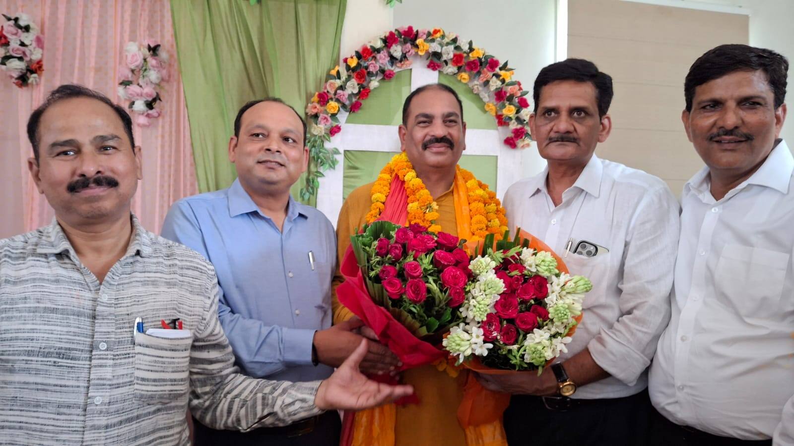 UP Election Results 2024: क्रिकेट खेलने के शौकीन हैं फूलपुर के नए सांसद प्रवीण पटेल, अब भी जड़ लेते हैं चौके-छक्के