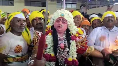 Solapur News : दक्षिण सोलापूर तालुक्यातील रामलिंग चौडेश्वरी यात्रेला सुरुवात झाली असून मध्यरात्री बाळबट्टलचा विधी पाहण्यासाठी हजारोंची गर्दी जमली होती.