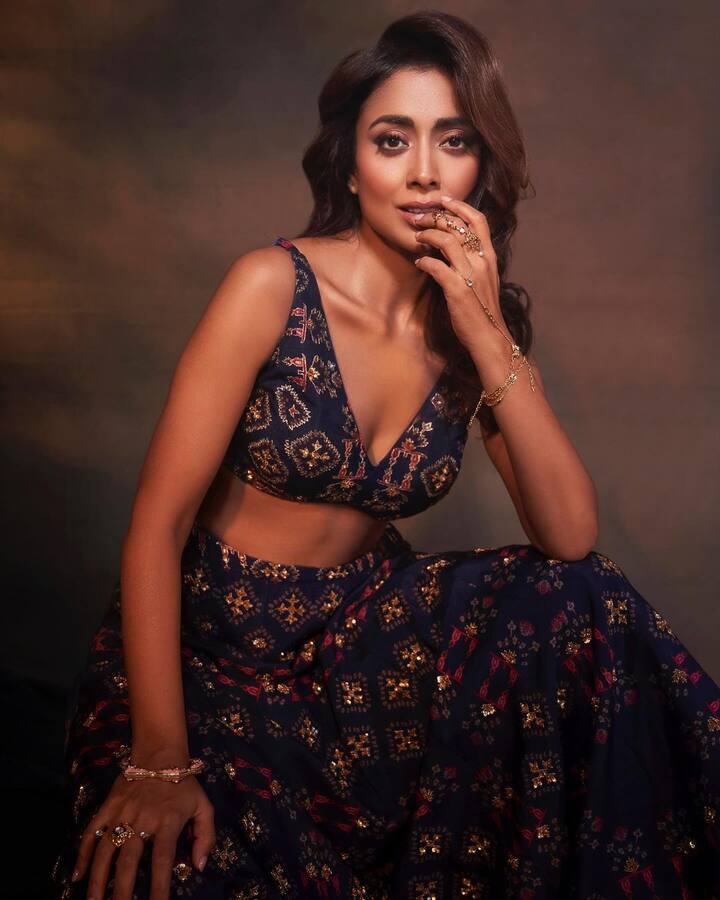 ప్రస్తుతం క్యారెక్టర్ ఆర్టిస్టుగా రాణిస్తోంది. అతడపా దడపా సినిమాల్లో కనిపిస్తుంది. Photo Credit:shriyasaran/Instagram