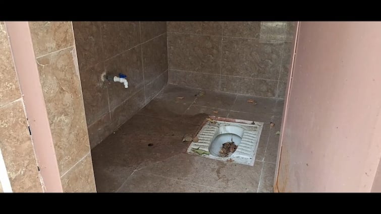 Dharmapuri city area Unhygienic government school toilet buildings - TNN தருமபுரியில் சுகாதாரமற்ற முறையில் அரசு பள்ளி கழிவறைகள் - சுத்தம் செய்ய பொதுமக்கள் கோரிக்கை