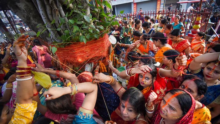 সাবিত্রীর এই প্রেম ও ভক্তির জোরে স্বামীকে যমের ঘর থেকে ফিরিয়ে আনার কাহিনী প্রাচীনকাল থেকেই বিশ্বাস করে আসছেন সনাতন ধর্মাবলম্বীরা। আর তার জন্যই দীর্ঘদিন ধরে স্বামী ও সন্তানের জন্য এই ব্রত পালন করে আসছেন বিবাহিত মহিলারা।(ছবি সৌজন্য-পিটিআই)