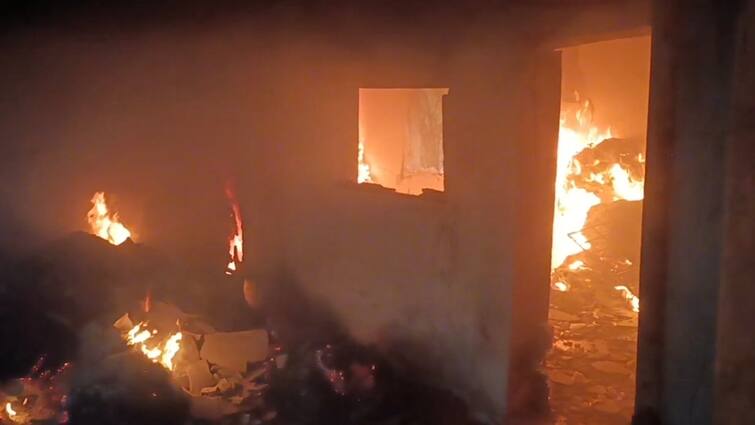 Tirupathur news terrible fire broke out in an old cloth godown in Ambur - TNN பழைய துணி குடோனில் பயங்கர தீ விபத்து; மாடியில் சிக்கிக் கொண்ட ஒடிசா இளைஞர் - ஆம்புரில் அதிர்ச்சி