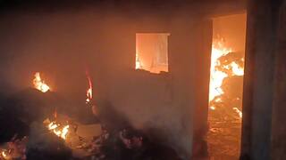 Tirupathur news terrible fire broke out in an old cloth godown in Ambur - TNN பழைய துணி குடோனில் பயங்கர தீ விபத்து மாடியில் சிக்கிக் கொண்ட ஒடிசா இளைஞர் - ஆம்புரில் அதிர்ச்சி