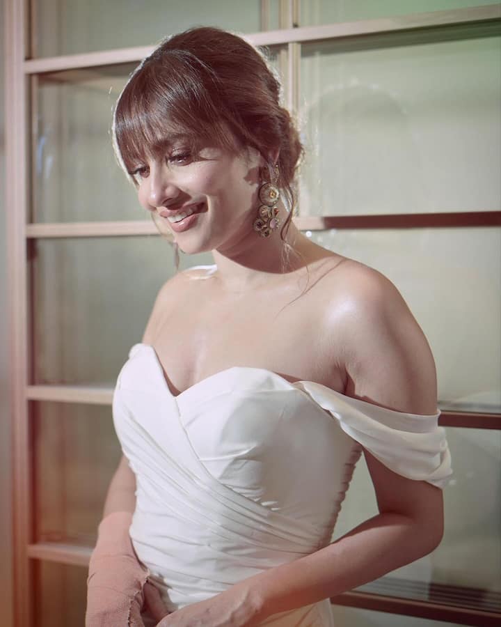 Ankita Lokahnde also opted a glossy makeup look