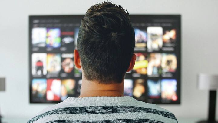 বাড়ি থেকে বেরোতেই হবে না। ঘরে বসেই উপভোগ করতে পারেন 'মি টাইম'। কিছুই না, আরাম করে বসুন সোফায়। পছন্দের সিনেমা, সিরিয়াল দেখুন। খিদে মেটানোর ব্যবস্থা শুধু করে রাখুন আগে থেকে। ছবি: পিক্সাবে।