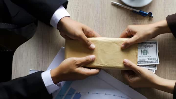 बहुत से लोग समय बचाने के लिए काम जल्दी करवाने के लिए ऐसे अधिकारियों को रिश्वत दे देते हैं. हालांकि आपको बता दें रिश्वत लेना और देना दोनों ही कानूनन जुर्म होता है.