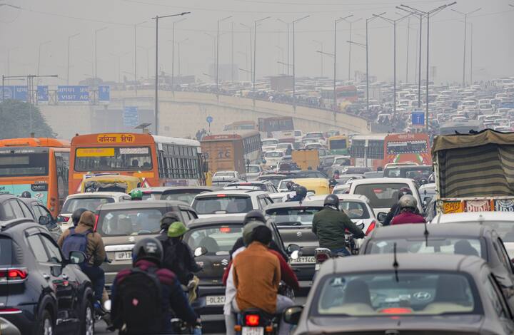 टोल बूथ पर ऐसे जवानों को सिर्फ अपना आईडी कार्ड दिखाना होता है. जिसके बाद उन्हें बिना टोल टैक्स के एंट्री मिल जाती है.