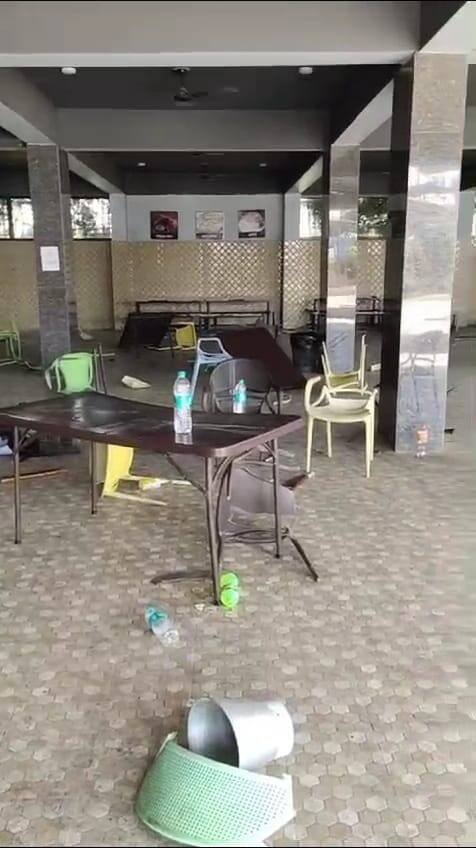 इसके कुछ देर उत्पात मचा रहे युवक वॉटर पार्क में जेसीबी लेकर अंदर घुस गए और उत्पात मचाते हुए तोड़फोड़ की. इससे मौके पर अफरा तफरी मच गई. सूचना मिलते ही मौके पर क्षेत्रीय थाने की पुलिस पहुंच गई.