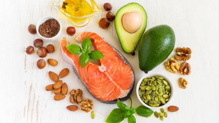 Choose heart-healthy fats: Consumption of unsaturated fats leads to a reduction in inflammation. Heart-healthy fats include vegetable oil, low-fat mayonnaise, and oil-based salad dressings. One can also consume a Mediterranean diet, which is a good way to include healthy fats in a diet and lower cholesterol levels. (Image Source: Canva)