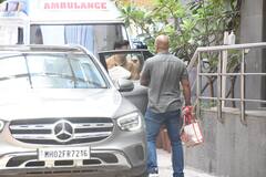 न्यू बॉर्न बेटी संग अस्पताल से डिस्चार्ज हुईं नताशा दलाल, लाडली को गोद में लिए दिखे वरुण धवन, सामने आई पहली तस्वीरें