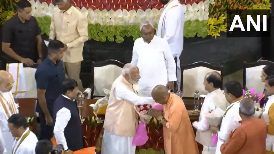 UP Politics: प्रधानमंत्री से मिले सीएम योगी, पीएम मोदी का दिखा ये खास अंदाज, देखें Video CM Yogi Adityanath meets PM Narendra Modi After NDA Parliamentary Party meeting Watch Video UP Politics: प्रधानमंत्री से मिले सीएम योगी, पीएम मोदी का दिखा ये खास अंदाज, देखें Video