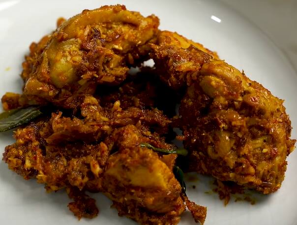 செய்முறை: அடுப்பில் கடாய் வைத்து எண்ணெய் இல்லாமல் கறிவேப்பிலையை வறுத்து பொடியாக அரைத்துக் கொள்ளவும்.