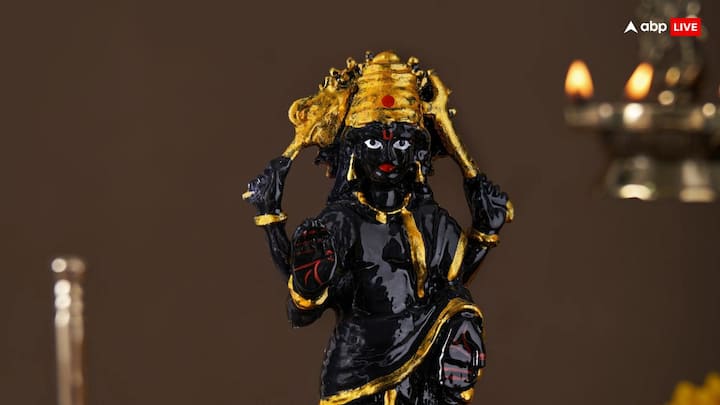 शास्त्रों के अनुसार शनि देव की पूजा के वक्त उनकी प्रतिमा के सामने खड़े होकर कभी प्रार्थना नहीं करनी चाहिए. माना जाता है कि इससे उनकी कुदृष्टि पड़ती है और जीवन में कष्ट बढ़ते हैं.