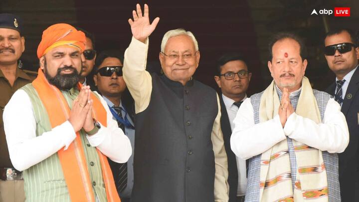 श्रवण कुमार ने दावा किया कि नीतीश कुमार स्टील हैं. वह हिलने वाले नहीं हैं. विशेष राज्य का मुद्दा जीवित है. उन्हें उम्मीद है कि केंद्र से बिहार को यह दर्जा जरूर मिल जाएगा.