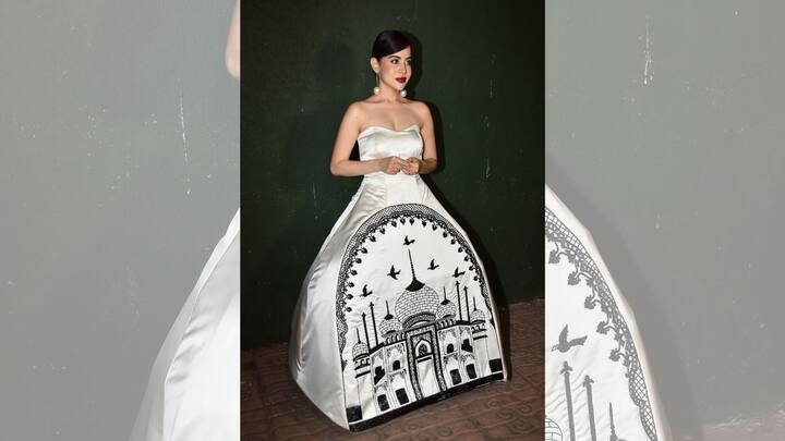 কালো সুতো দিয়ে পোশাকের সামনের অংশে মসজিদের নকশা কাটা। সেই সূক্ষ্ম কাজ অন্য মাত্রা এনে দিয়েছে পোশাকে।