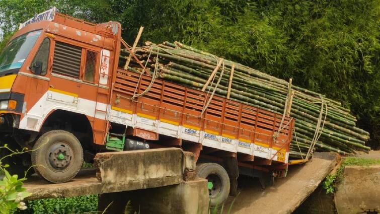 Thanjavur news Canal bridge was broken in thanjavur due to heavy load lorry - TNN லாரி பாரம்  தாங்காமல் உடைந்த 20 ஆண்டுகால வாய்க்கால் பாலம் - தஞ்சையில் மக்கள் அவதி