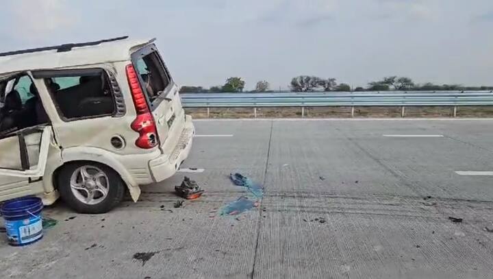 स्कार्पिओ गाडी आयशर ट्रकला जाऊन धडकल्याने झाला अपघात झाल्याचे पाहायला मिळत आहे