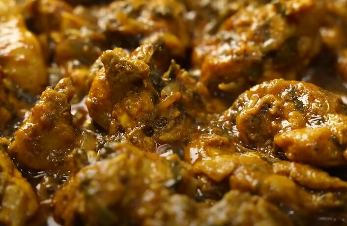 சிக்கன் வெந்ததும் அரைத்து வைத்த கறிவேப்பிலை பொடியை சேர்த்து கிளறிவிட்டு 5 நிமிடத்திற்கு பிறகு இறக்கவும். சாதத்துடன் பரிமாறினால் சுவையான கருவேப்பில்லை சிக்கன் சுக்கா தயார்.
