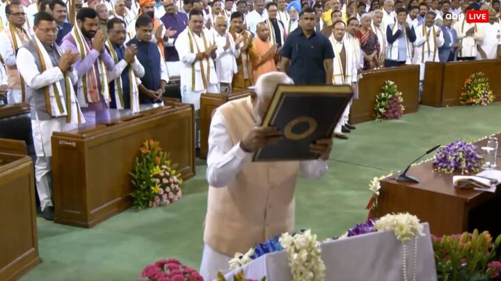 नरेंद्र मोदी ने सेंट्रल हॉल में झुककर देश के संविधान को माथे से लगा लिया. उन्होंने इससे संदेश देने की कोशिश की कि संसद के प्रति उनका सम्मान कम नहीं हुआ है.