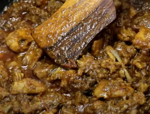 தேவையான பொருட்கள் : கறிவேப்பிலை, சிக்கன் - 1 கிலோ, காய்ந்த மிளகாய் - 7 , மிளகு - 2 தேக்கரண்டி, சோம்பு - 1 1/2 தேக்கரண்டி, சீரகம் - 1 1/2 தேக்கரண்டி , தனியா - 2 மேசைக்கரண்டி, பட்டை, கிராம்பு, ஏலக்காய் - 3 , எண்ணெய் - 3 மேசைக்கரண்டி , கடுகு - 1 தேக்கரண்டி , சீரகம் - 1 தேக்கரண்டி , வெங்காயம் - 2 நறுக்கியது , பச்சை மிளகாய் - 4 , தக்காளி - 2 நறுக்கியது, இஞ்சி பூண்டு விழுது - 3 தேக்கரண்டி, உப்பு - 2 தேக்கரண்டி, மஞ்சள் தூள் - 1 தேக்கரண்டி