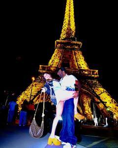 Aarti Singh Honeymoon: कभी पति की बाहों में झूमीं...तो कभी सरेआम किया लिपलॉक, देखिए आरती-दीपक के हनीमून की रोमांटिक तस्वीरें