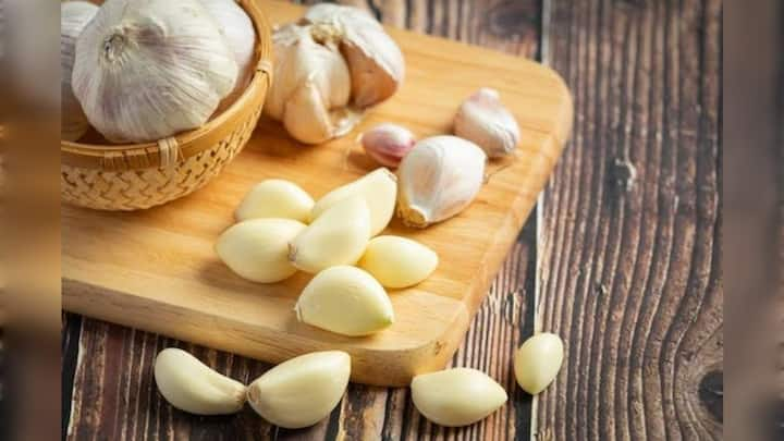 Garlic Benefits :  लहसुन घर की रसोई में पाया जाने वाला एक ऐसा इनग्रेडिएंट है जो न सिर्फ स्वाद बल्कि आपकी सेहत के लिए भी किसी खजाने से काम नहीं है. रोजाना लहसुन की एक कली गेम चेंजर साबित हो सकती है.