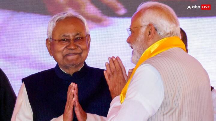 इस बीच, दिल्ली में नीतीश कुमार से मिलने जा रहे जेडी(यू) की जम्मू-कश्मीर इकाई के ऐसे ही एक नेता को मीडिया वालों ने घेर लिया.