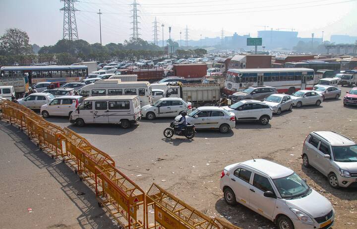 कई लोगों को ये लगता है कि सेना के जवानों को उनकी पर्सनल कार में भी मुफ्त एंट्री मिल जाती है, लेकिन जब तक जवान ड्यूटी पर नहीं है तब तक टोल चुकाना होगा.