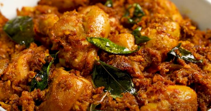 அதன்பின், கடாயில் தனியா, சீரகம், சோம்பு, பட்டை, கிராம்பு, ஏலக்காய், மிளகு, காய்ந்த மிளகாய் சேர்த்து பொன்னிறமாக வறுத்து நன்கு ஆறவிட்டு பொடியாக அரைத்து எடுத்துக்கொள்ளவும்.