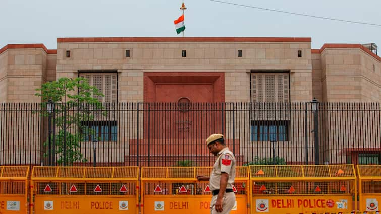 parliament security arrested three people arrested for using forged aadhar cards at gate entry 3 arrested In Parliament : ভুয়ো আধার নিয়ে চোখে ধুলো দিয়ে সংসদে '৩ শ্রমিক' ! হাতেনাতে পাকড়াও করল CISF