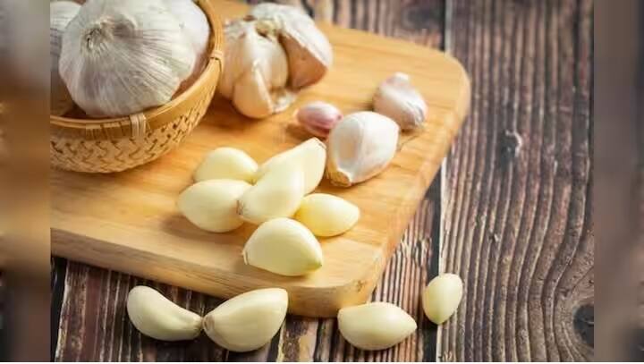 Garlic Benefits :લસણ એ ઘરના રસોડામાં જોવા મળતું એક ઘટક છે જે માત્ર સ્વાદ માટે જ નહીં પરંતુ તમારા સ્વાસ્થ્ય માટે પણ એક ખજાનો છે. દરરોજ લસણની એક લવિંગ ગેમ ચેન્જર સાબિત થઈ શકે છે.