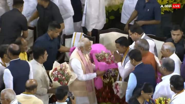 बाद में बीजेपी के सीनियर नेता राजनाथ सिंह ने नरेंद्र मोदी को एनडीए संसदीय दल का नेता चुने जाने से जुड़ा प्रस्ताव रखा, जिसका सारे सहयोगी दलों ने अनुमोदन किया.