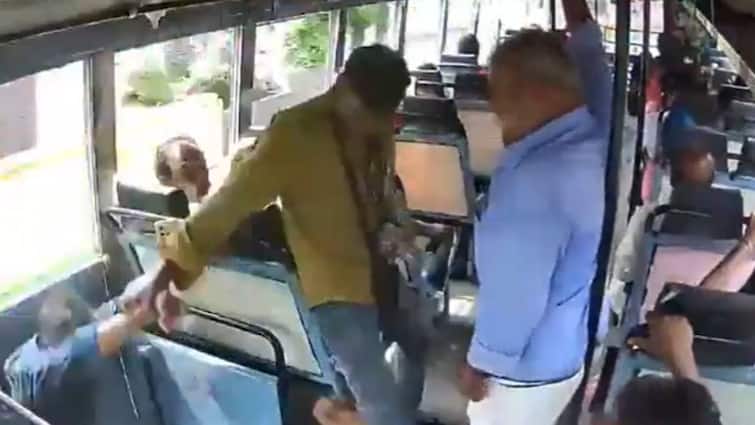 Kerala bus conductor saves a guy from Falling Down from Bus Watch Video: பஸ்ஸில் இருந்து விழப்போன நபர்.. ஹீரோ போல காப்பாற்றிய கண்டக்டர் - வைரல் வீடியோ!