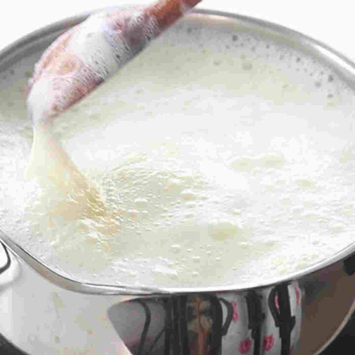 ਅਜਿਹੇ 'ਚ ਅਸੀਂ ਇਸ ਨੁਕਸਾਨ ਤੋਂ ਬਚਣ ਲਈ ਕਈ ਤਰੀਕੇ ਅਪਣਾਉਂਦੇ ਹਾਂ ਪਰ ਉੱਤਰ ਭਾਰਤ ਦੀ ਵਧਦੀ ਗਰਮੀ ਨੇ ਹਰ ਕਿਸੇ ਦੀ ਹਾਲਤ ਖਰਾਬ ਕਰ ਦਿੱਤੀ ਹੈ। ਇਸ ਮੌਸਮ 'ਚ ਜੇਕਰ ਖਾਣਾ ਪਕਾਇਆ ਜਾਵੇ ਅਤੇ ਬਾਹਰ ਰੱਖਿਆ ਜਾਵੇ ਤਾਂ ਇਹ ਜਲਦੀ ਖਰਾਬ ਹੋ ਜਾਂਦਾ ਹੈ। ਇੰਨਾ ਹੀ ਨਹੀਂ ਇਸ ਮੌਸਮ 'ਚ ਦਫਤਰ ਜਾਣ ਵਾਲੇ ਲੋਕਾਂ ਦੀਆਂ ਮੁਸ਼ਕਿਲਾਂ ਵੀ ਵਧ ਜਾਂਦੀਆਂ ਹਨ, ਦੁਪਹਿਰ ਦੇ ਖਾਣੇ 'ਚ ਰੱਖਿਆ ਗਿਆ ਖਾਣਾ ਗਰਮ ਮੌਸਮ ਕਾਰਨ ਖਰਾਬ ਹੋ ਜਾਂਦਾ ਹੈ। ਇਸ ਦੇ ਨਾਲ ਹੀ ਜੇਕਰ ਘਰ 'ਚ ਰੱਖੇ ਦੁੱਧ ਨੂੰ ਜ਼ਿਆਦਾ ਦੇਰ ਤੱਕ ਬਾਹਰ ਛੱਡ ਦਿੱਤਾ ਜਾਵੇ ਤਾਂ ਉਹ ਖੱਟਾ ਹੋ ਜਾਂਦਾ ਹੈ।