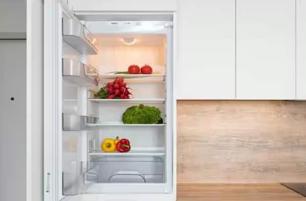 Refrigerator Safety Tips: તાજેતરમાં રેફ્રિજરેટરમાં વિસ્ફોટની ઘણી ઘટનાઓ પણ સામે આવી છે. પરંતુ ફ્રિજ વિસ્ફોટ થાય તે પહેલા તમને કેટલાક સંકેતો મળે છે. જેની તમારે અવગણના ન કરવી જોઈએ.